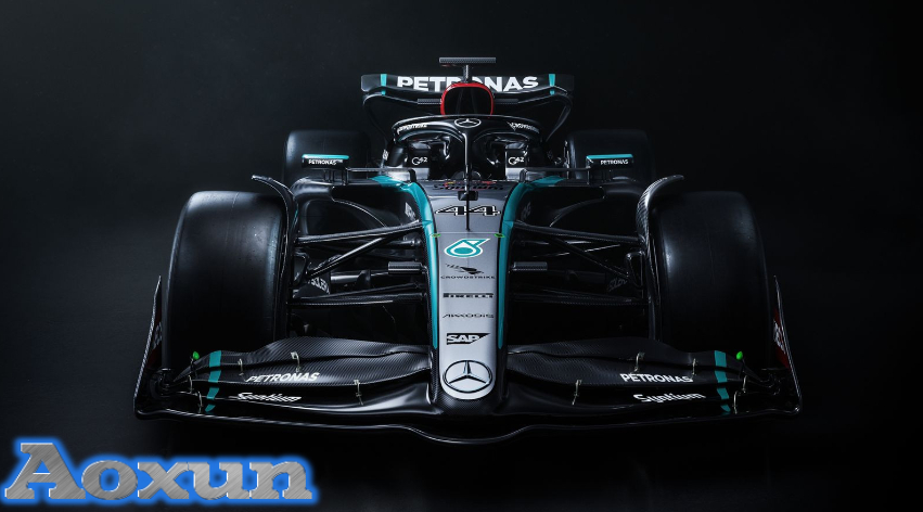 Mercedes meluncurkan mobil Formula 1 2024 berpenampilan baru, W15, dalam upaya mereka 'mendaki gunung' dan menantang Red Bull